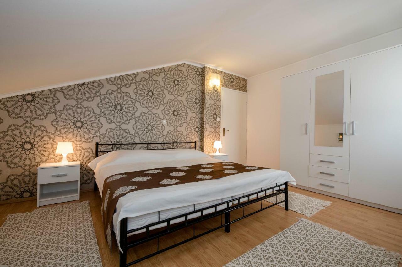 Apartmani Godinic Palit Exterior photo