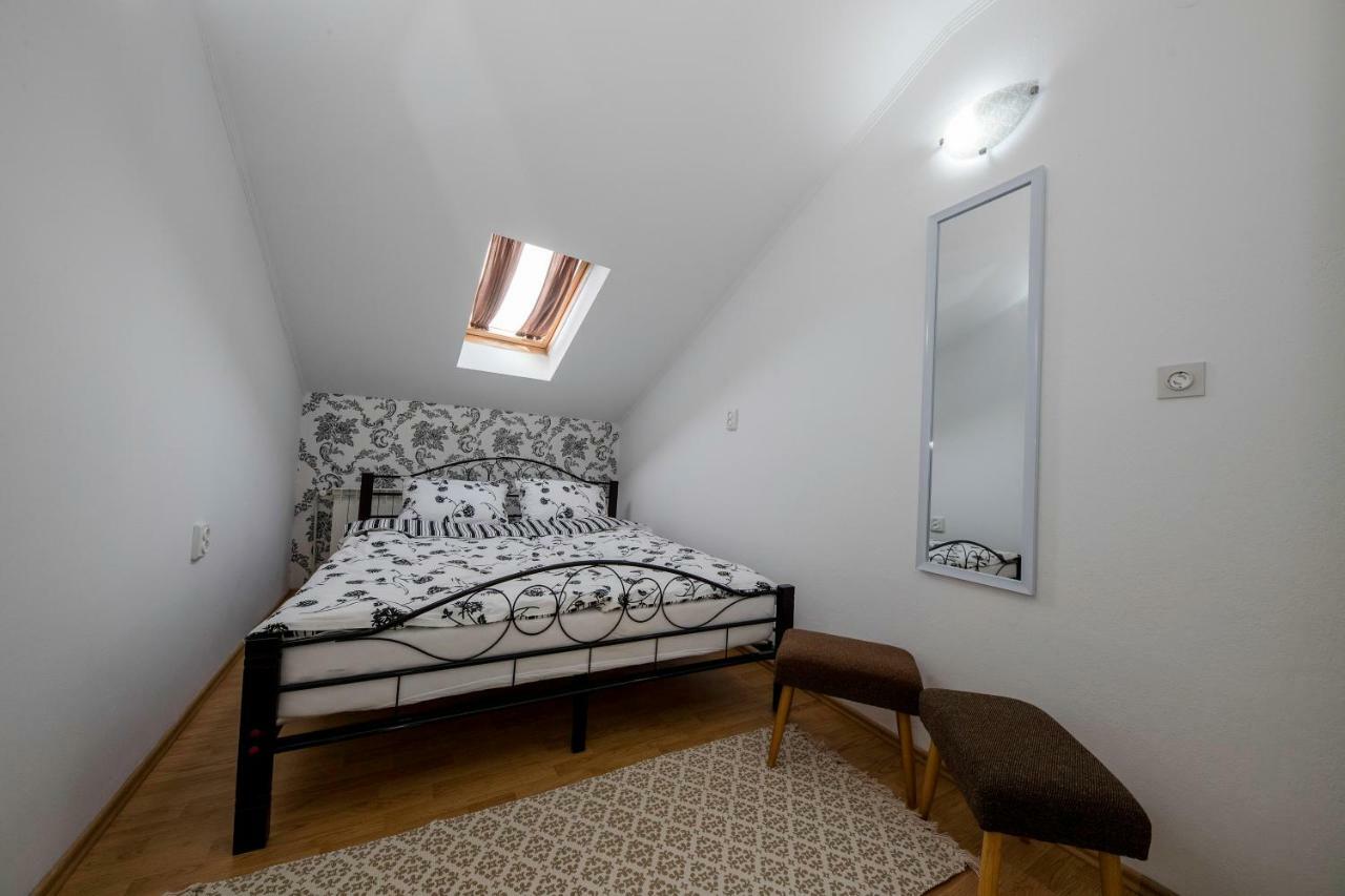 Apartmani Godinic Palit Exterior photo