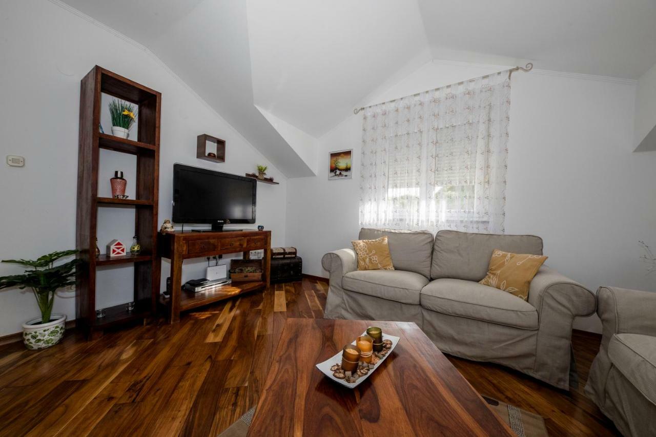 Apartmani Godinic Palit Exterior photo